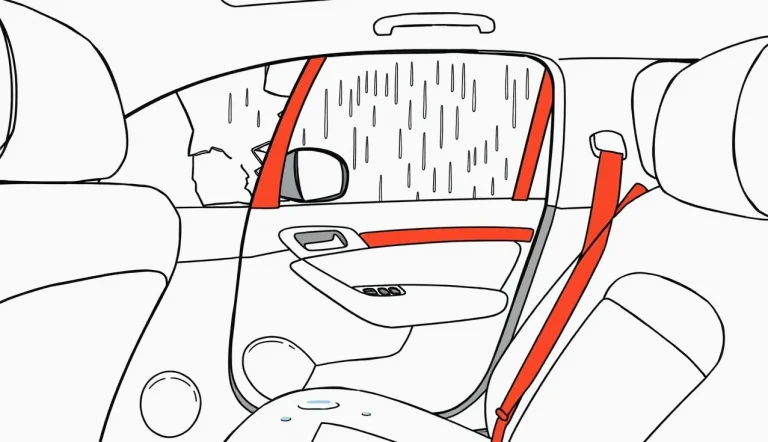 Detail kapoty automobilu posiatej desiatkami drobných preliačin po letnom krupobití